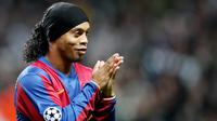 Ronaldinho (Bandana) - Mantan bintang Barcelona ini kerap menggunakan bandana saat berlaga di lapangan hijau. Asesoris tersebut digunakan agar tidak menggangu penglihatan karena rambut yang panjang. (Foto:AFP/Andrew Yates)