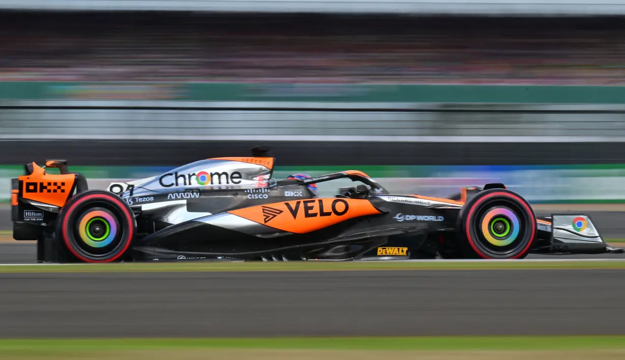 Pembalap McLaren, Oscar Piastri memacu mobilnya saat balapan Formula 1 GP Inggris yang berlangsung di Sirkuit Silverstone, Inggris, 9 Juli 2023.
(AFP/Andrej Isakovic)