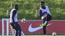 Daniel Sturridge (kanan) dan Michail Antonio tengah berlatih pada sesi latihan persiapan melawan Malta di St George's Park,  Burton-upon-Trent, (4/10/2016). AFP/Paul Ellis)