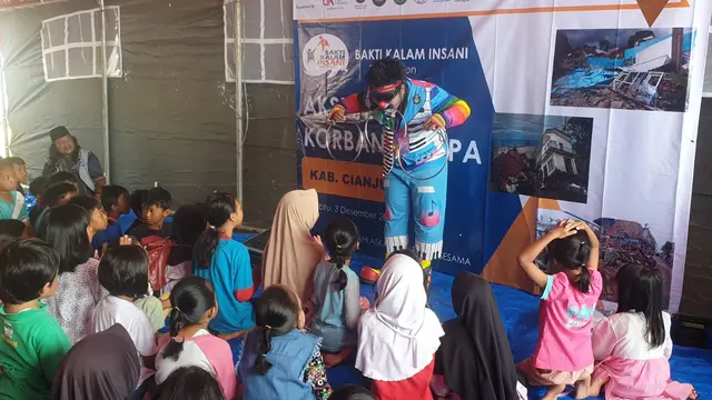 Puluhan anak-anak penyintas korban musibah gempa Cianjur, Jawa Barat di Posko Warung Kondang, mendapat hiburan gratis dari komunitas badut Tasikmalaya yang dihadirkan melalui 'Bakti Kalam Insani Tasikmalaya'. (Liputan6.com/Jayadi Supriadin)
