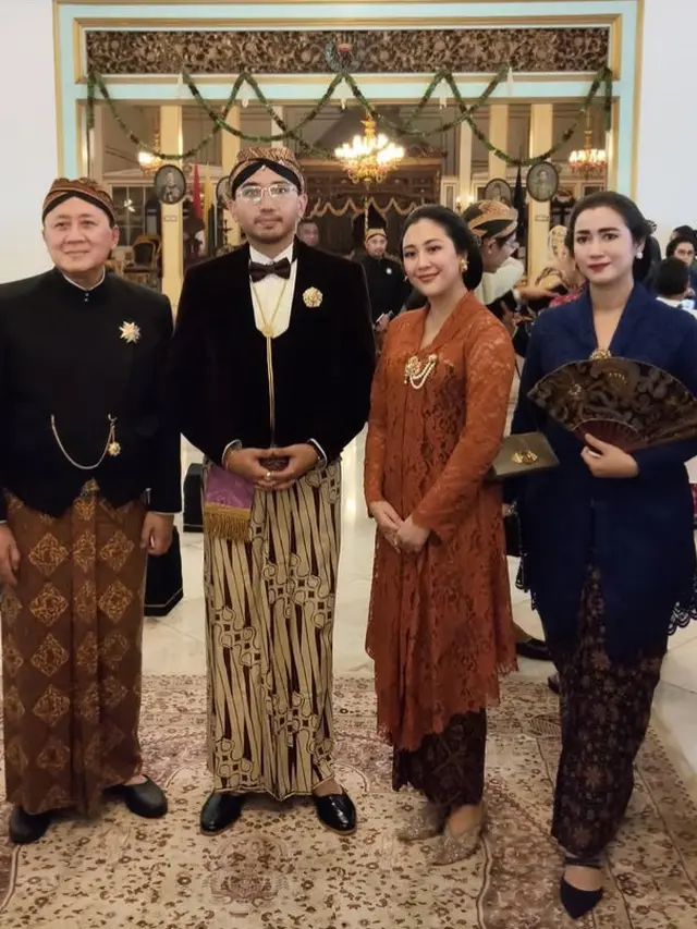 Tampil Sherina saat Hadir di Kerajaan Solo. [@triawanmunaf]