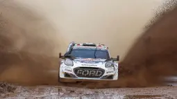Pembalap M-Sport Ford World Rally Team, Gregoire Munster bersama co-driver Louis Louka memacu mobil Ford Puma Rally1 Hybrid melewati kubangan lumpur saat Safari Rally Kenya Special Super stage di Kasarani, Nairobi, 28 Maret 2024. (AFP/Simon Maina)