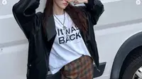 6 Potret Han So Hee di Balik Layar Syuting 'Seven' Jungkook BTS (@xeesoxee/instagram.com)
