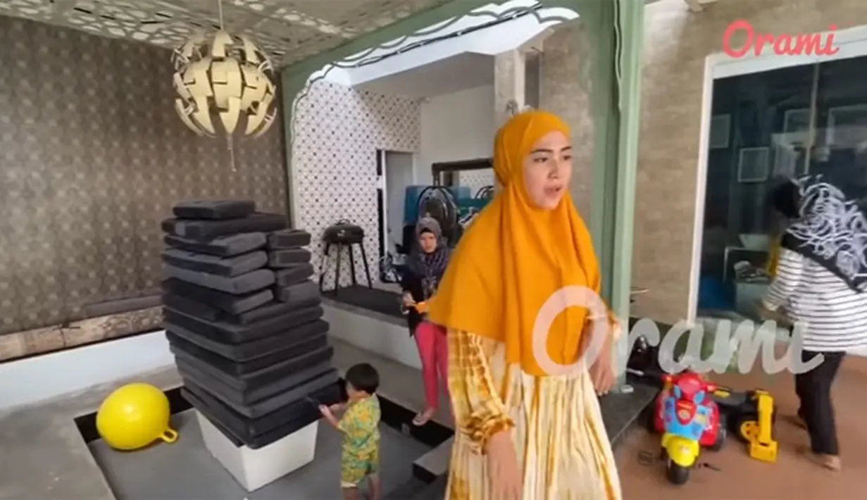 Rumah Ustaz Solmed dan Aprile Jasmin (Youtube/Orami Indonesia)