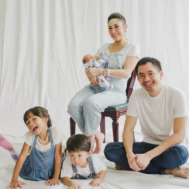 7 Potret Terbaru Ayu Dewi Paska Melahirkan Anak Ketiga