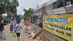 Petugas Satpol PP dan Dinas Sumber Daya Air membongkar lapak pedagang yang berada di Loksem JT 53 Pisangan Timur, Jakarta, Senin (22/10). (Merdeka.com/Iqbal S. Nugroho)