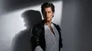 Shahrukh Khan dikenal sebagai rajanya film Bollywood. Meskipun usianya sudah 51 tahun, akan tetapi pesonanya sudah tidak pernah luntur. (Foto: vogue.in)