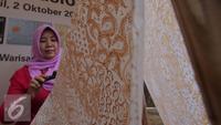 Pengrajin memperagakan keterampilannya membuat batik tulis dalam Peringatan Hari Batik Nasional di Museum Tekstil, Jakarta, Jumat (2/10/2015). Perayaan tersebut juga menampilkan produk batik dari berbagai daerah di Indonesia. (Liputan6.com/Angga Yuniar)