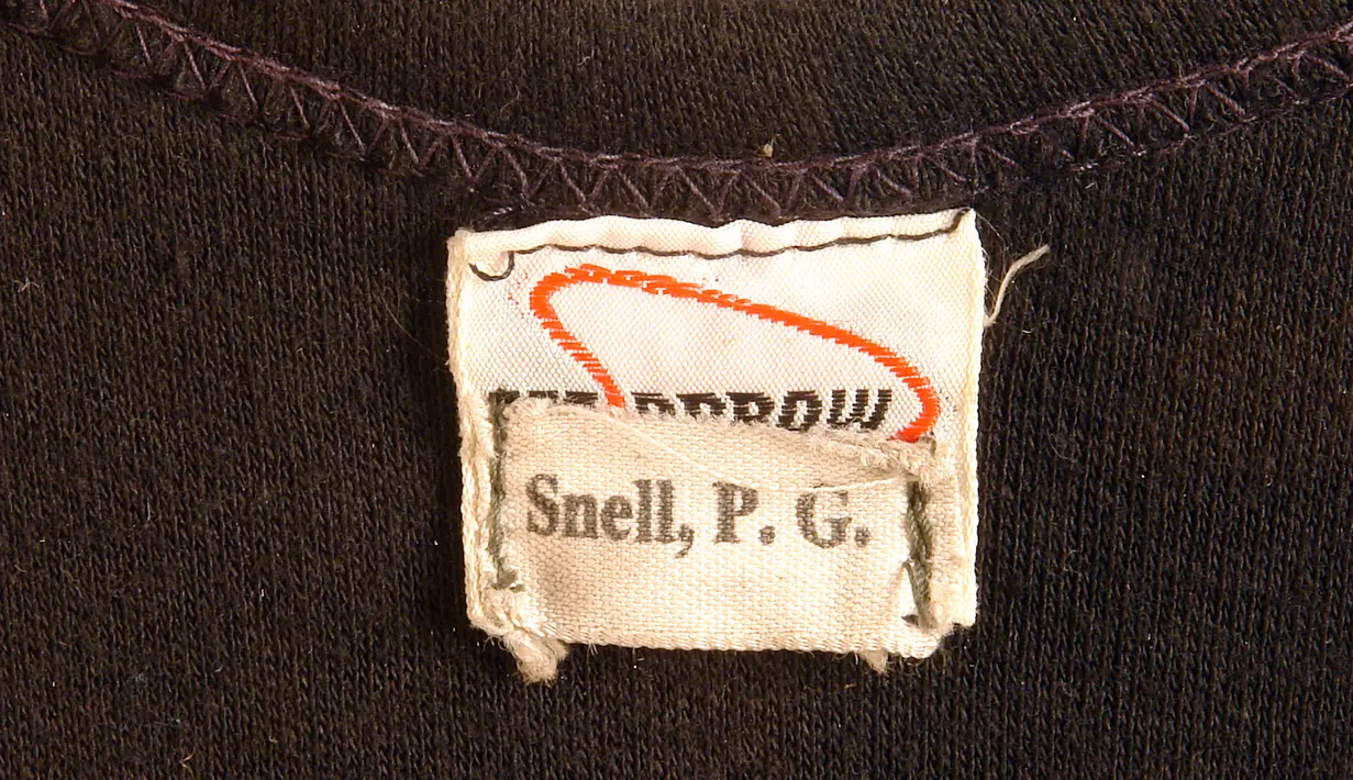 Nama Peter Snell tertulis pada salah satu bagian di singlet miliknya yang ia pakai saat menjuarai lomba lari 1500m di Olimpiade Tokyo tahun 1964. Singlet yang dikenakan Peter ini terjual saat lelang dengan harga 100 Ribu Dolar Amerika. (AFP Photo)