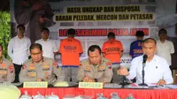 Polda Jatim menangkap tiga orang pelaku kasus jual beli bahan peledak petasan sebanyak 231 kilogram di Jombang. (Dian Kurniawan/Liputan6.com)