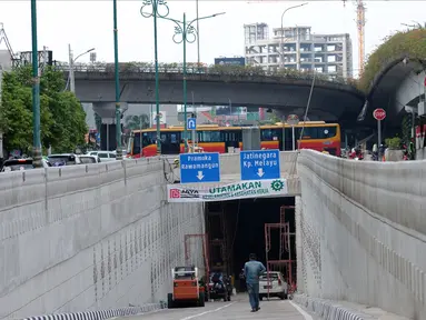 Pengendara melintas di sisi jalur masuk terowongan atau underpass Matraman, Jakarta, Jumat (6/4). Pemprov DKI Jakarta berencana melakukan uji coba lalu lintas di terowongan Matraman pada 10 April mendatang. (Liputan6.com/Helmi Fithriansyah)