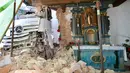 Kondisi bagian dalam kapel Antoniuskapelle Antonius setelah ditabrak truk di Hortsmar, Jerman barat (3/1). Musibah tersebut mengakibatkan kerusakan fatal pada bangunan tempat ibadah bagi umat Kristen. (AFP PHOTO/dpa/Jens Keblat/Germany OUT)
