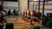 Tradisi pembacaan babad Cirebon di bangsal Witana Keraton Kanoman Cirebon. Foto (Liputan6.com / Panji Prayitno)