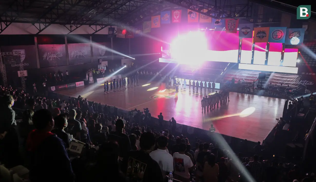 Seluruh hadirin menyanyikan lagu Indonesia Raya saat pembukaan IBL Tokopedia 2022 yang berlangsung di Hall Basket Gelora Bung Karno, Senayan, Sabtu (15/01/2022). (Bola.com/Bagaskara Lazuardi)