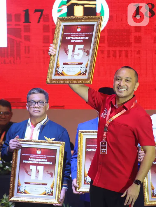 Ketua Umum PSI Giring Ganesha menerima nomor urut di gedung KPU, Jakarta, Rabu (14/12/2022). Komisi Pemilihan Umum (KPU) menggelar acara pengundian dan penetapan nomor urut partai politik peserta Pemilu 2024. 17 partai politik yang lolos menjadi peserta Pemilu 2024 pun telah mendapatkan nomor urutnya masing-masing. (Liputan6.com/Herman Zakharia)