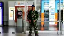 Seorang anggota TNI AU bersiaga di Bandara Ngurah Rai, Denpasar, Bali, Jumat (15/1). Pasca serangan di Sarinah, Jakarta kemarin, Bandara Ngurah Rai sebagai salah satu pintu masuk menuju Bali meningkatkan keamanan. (AFP PHOTO/Sonny Tumbelaka)