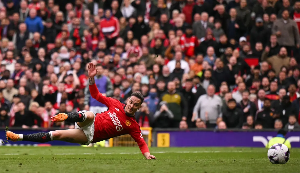 Pemain Manchester United, Antony, mencetak gol ke gawang Burnley pada laga pekan ke-35 Liga Inggris di Stadion Old Trafford, Minggu (28/4/2024). (AFP/Oli Scarff)