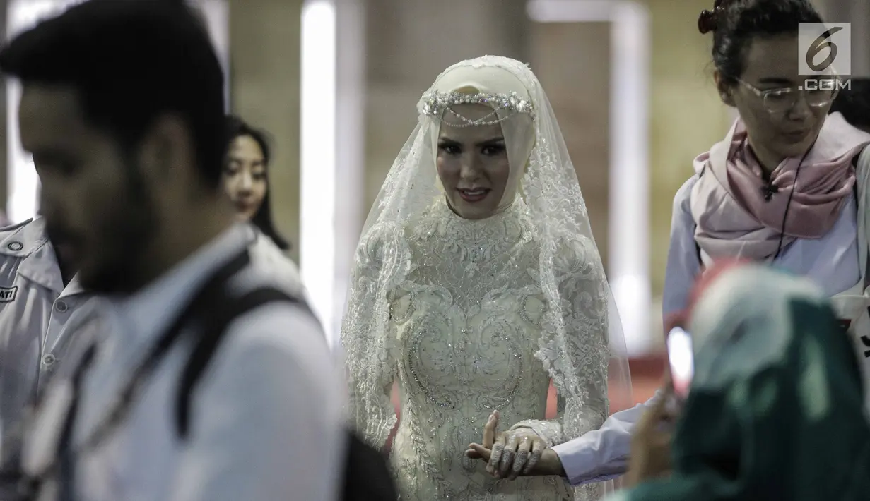 Ekspresi Angel Lelga jelang akad nikah di Mesjid Istiqlal, Jakarta, Jumat (9/2). Sebelum mengucapkan ijab kabul, Vicky Prasetyo membaca Al Quran surat Ar Rahman dengan tartil. (Liputan6.com/Faizal Fanani)
