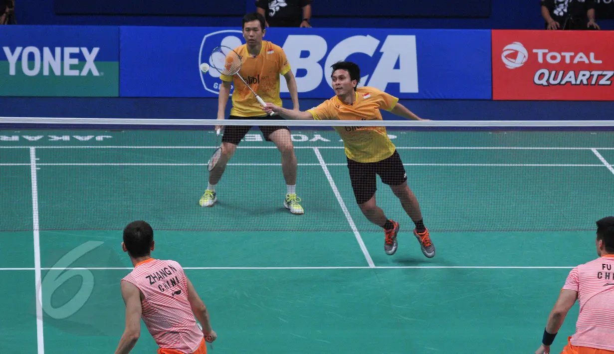 Ganda putra, Hendra/Ahsan mengembalikan kok ke arah Fu Haifeng/Zhang Nan asal Tiongkok di semifinal BCA Indonesia Open Super Series Premier 2015, di Jakarta, Sabtu (6/6/2015). Fu Haifeng/Zhang Nan 20-22, 21-18 dan 15-21. (Liputan6.com/Herman Zakharia)