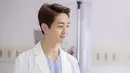 Saat bermain dalam Descendants of The Sun, Onew SHINee berperan sebagai seorang dokter. Cewek mana sih yang tidak senang jika dirawat dokter tampan seperti Onew. (Foto: koreaboo.com)