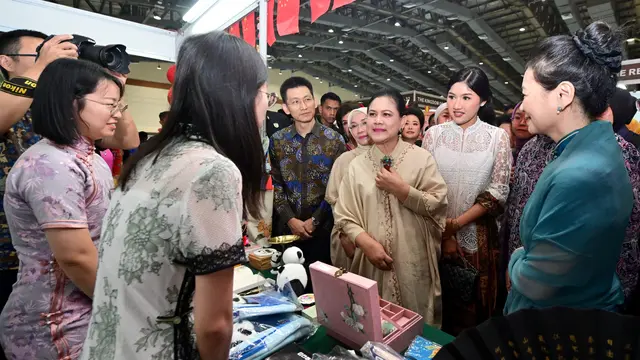 Gaya Manis Tapi Mahal Erina Gudono Temani Ibu Mertua Iriana Jokowi Kunjungan, Kenakan Atasan Putih dan Tas Chanel Ratusan Juta