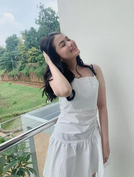 Mini dress berwarna putih ini sangat cocok dikenakan dengan Aisyah Aqilah. Gaya berpakaian Aisyah Aqilah dengan mini dress ini terlihat kasual namun tetap memperlihatkan sisi girly artis berusia 19 tahun ini. Imut dan tidak terlalu tinggi, mini dress memang terlihat sempurna dikenakan kekasih Jeff Smith ini. (Liputan6.com/IG/@aisyahaqilahh)