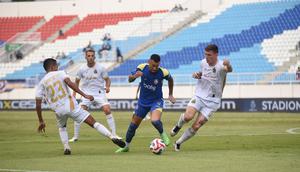 Winger Arema FC, Paulinho Moccelin coba menerobos rapatnya pertahanan Bhayangkara pada pekan 3 BRI Super League 2025/2026 di Stadion Kanjuruhan, Jumat (22/8/2025). (Bola.com/Iwan Setiawan)