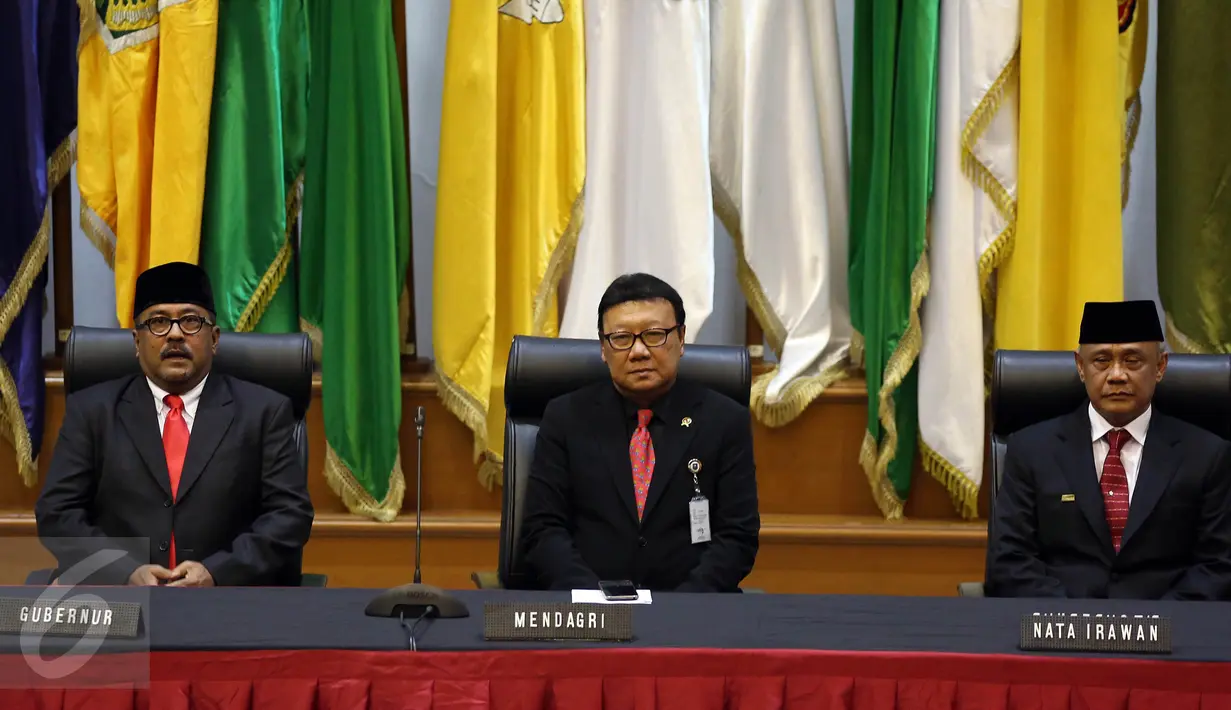 Gubernur Banten Rano Karno, Mendagri Tjahjo Kumolo dan Plt Gubernur Banten Nata Irawan saat peresmian Plt Gubernur Banten di Kemendagri, Jakarta, Rabu (26/10). Nata Irawan menjadi Plt Gubernur Banten menggantikan Rano Karno. (Liputan6.com/Johan Tallo)