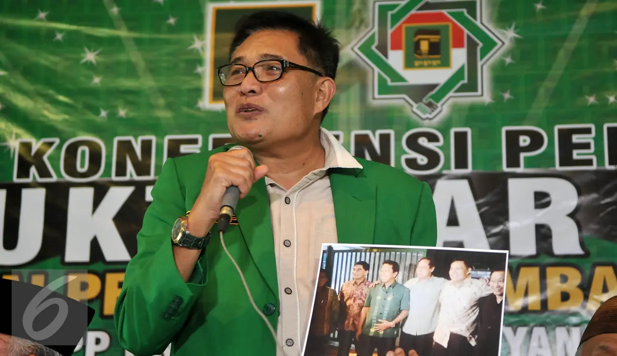 Sebuah gambar berisi pertemuan antara Djan Faridz dan Romahurmuziy diperlihatkan saat konferensi pers terkait pelaksanaan Muktamar Islah PPP, Jakarta, Kamis (31/3/2016). (Liputan6.com/ JohanTallo)