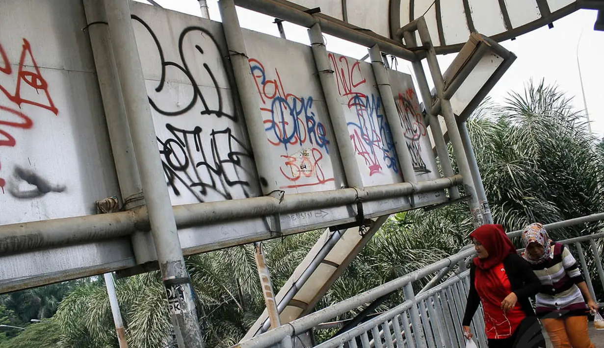 Hingga saat ini belum ada tindakan tegas dari pihak terkait untuk memberantas aksi vandalisme di fasilitas umum, Jakarta, (18/9/14). (Liputan6.com/Faizal Fanani)