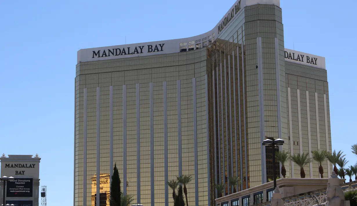 Sebuah jendela di lantai 32 Mandalay Bay Hotel and Casino pecah usai penembakan brutal di Las Vegas, Senin (2/10). Dengan adanya insiden penembakan dari lantai 32 Mandalay Bay, sedikit banyak akan mempengaruhi citra hotel ikonik ini sendiri. (AP Photo)