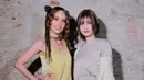 Cinta juga berkesempatan berfoto bersama salah satu member Twice, Momo. Saat itu, Momo tampil dengan  setelan abu-abu dipadukan cardigan knit putih. [@claurakiehl]