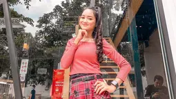 Paras manis perempuan asal Tulungagung, Jawa Timur ini berhasil memukau publik. Terlebih, gaya kecenya ini semakin menarik dengan pose foto yang membuat Safira Inema terlihat imut. Penampilan Safira Inema pun mendapatkan banyak pujian dari netizen. (Liputan6.com/IG/@safirainema_)