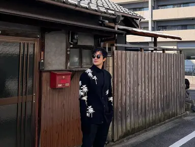 Melalui akun Instagram pribadinya, Junior Roberts diketahui tengah berada di negeri Sakura, Jepang. Bukan untuk berlibur saja, nyatanya keberadaan pria 22 tahun ini di Jepang untuk menjalani syuting terbarunya.(Liputan6.com/IG/@juniorrobertss)