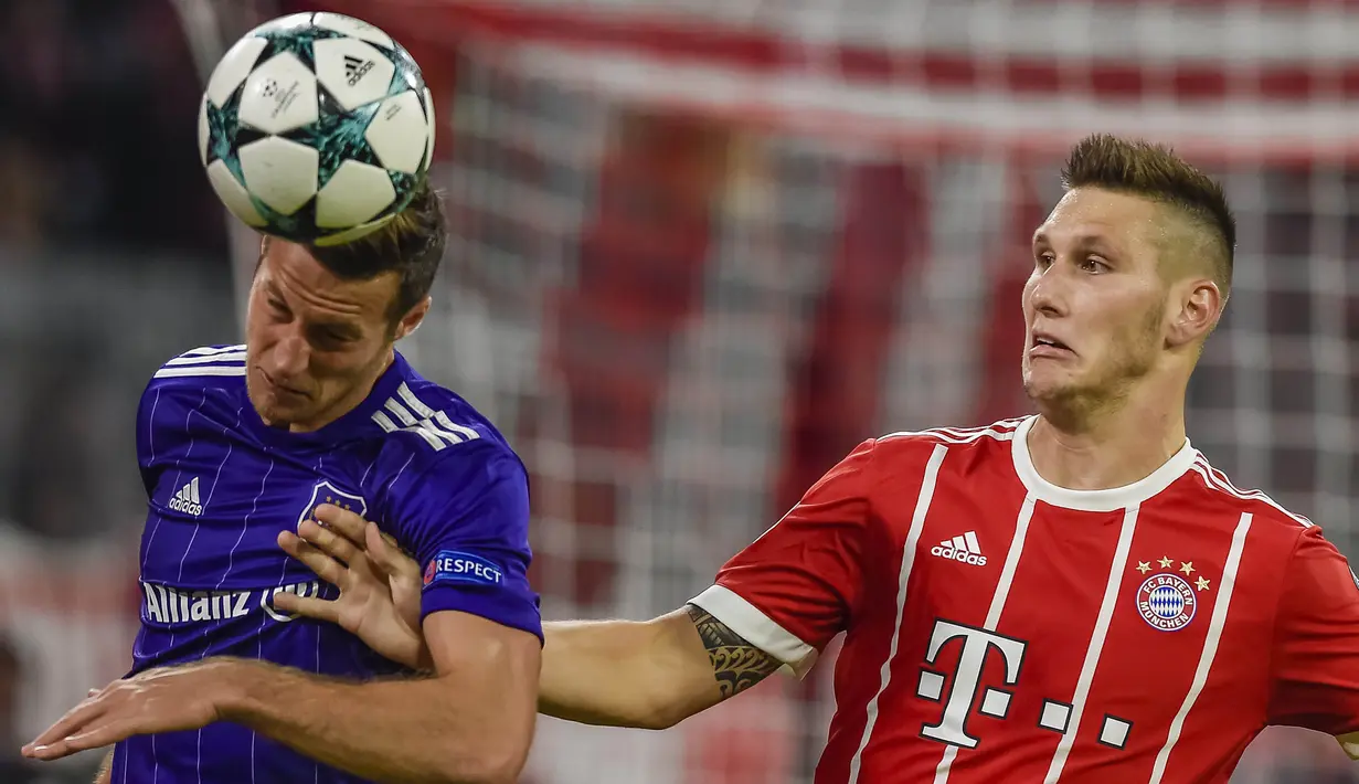 Bek Bayern Munchen, Niklas Sule, berebut bola dengan bek Anderlecht, Uros Spajic, pada laga Liga Champions di Stadion Allianz Arena, Munchen, Selasa (12/9/2017). Munchen menang 3-0 atas Anderlecht. (AFP/Guenter Schiffmann)