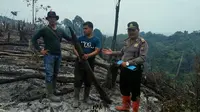 Sudah diperingati mertuanya, si petani Riau itu tetap bandel. Dia pun digelandang polisi gara-gara ulah serampangannya. (Liputan6.com/M Syukur)