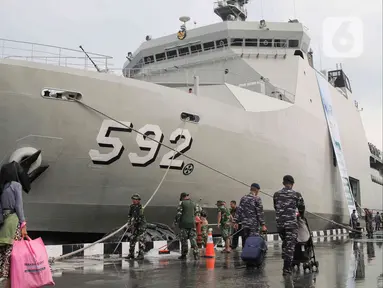 Pemudik bersiap memasuki KRI Banjarmasin di Mako Kolinlamil, Tanjung Priok, Jakarta, Selasa (18/4/2023). (Liputan6.com/Herman Zakharia)
