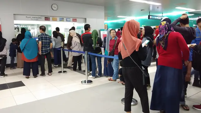 Antrean panjang terjadi di loket pembelian tiket stasiun MRT Bundaran HI. (Liputan6.com/Ady Anugrahadi)
