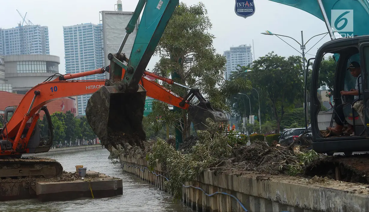 Alat berat mengeruk endapan lumpur dan sampah di Kalimalang, Bekasi, Jawa Barat (21/7). Normalisasi ini guna mengantisipasi pendangkalan sungai yang mengancam kelancaran lalu lintas air di wilayah tersebut. (Merdeka.com/Imam Buhori)