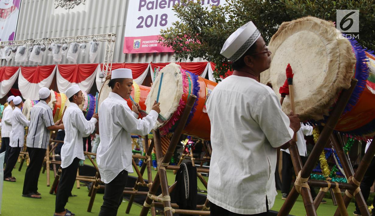 Panitia melakukan gladi bersih untuk festival beduk di Balai Kota Jakarta, Jumat (23/6). Gubernur DKI Jakarta, Djarot Saiful Hidayat, mengundang warga Jakarta datang ke Balai Kota DKI menghadiri Festival Bedug Lebaran. (Liputan6.com/Angga Yuniar)