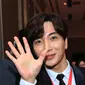 Leeteuk Super Junior menyapa awak media usai menghadiri Indonesia-Korea Business Summit 2017 di Hotel Shangri-La, Jakarta, Selasa (14/3). (Liputan6.com/Herman Zakharia)