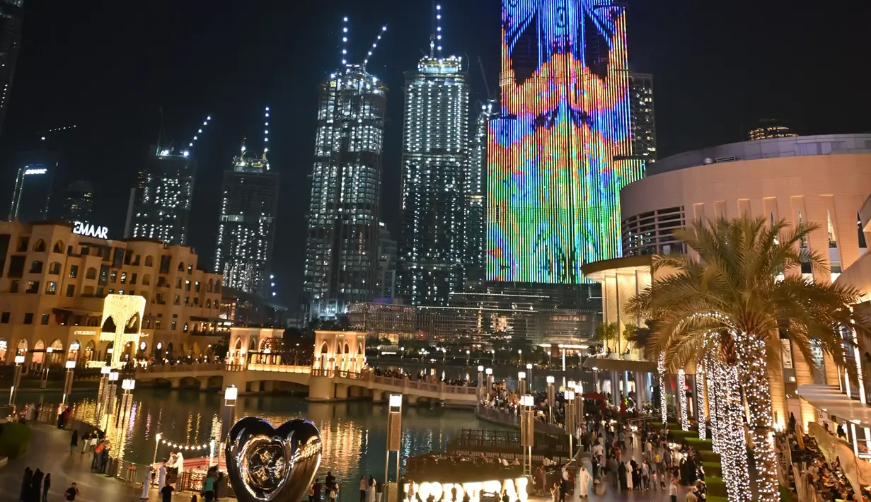 Gambar pada 4 Januari 2020 memperlihatkan Burj Khalifa, bangunan tertinggi di dunia, diterangi selama pertunjukan cahaya di Dubai. Burj Khalifa yang resmi dibuka pada 4 Januari 2010 itu merayakan hari jadinya yang ke-10 dengan pertunjukan lampu LED khusus. (Giuseppe CACACE / AFP)