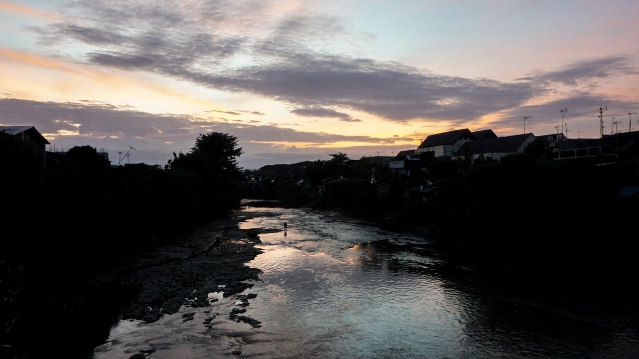 Sambut Surya Pagi dari Kali Tempat Main Jokowi Kecil