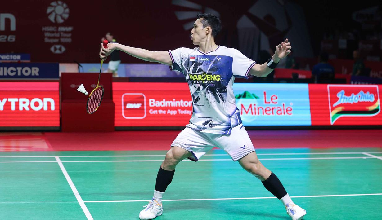 Pebulu tangkis tunggal putra Indonesia Jonatan Christie berusaha mengembalikan kok ke arah Jia Heng Jason The (Singapura) pada babak 32 besar Indonesia Open 2026 di Istora Senayan, Jakarta, Selasa (2/6/2026). (Bola.com/M Iqbal Ichsan)