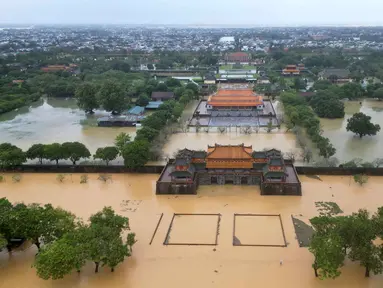 Pemandangan udara menunjukkan banjir yang menggenangi Kota Kekaisaran di Hue pada 28 Oktober 2025. Kota Hue di Vietnam tengah mencatat curah hujan lebih dari 1.000 milimeter (mm) dalam 24 jam terakhir yang membanjiri wilayah tengah Vietnam itu. Ini menjadi tertinggi setelah sebelumnya, pada tahun 1999, curah hujan di Hue tercatat sebesar 990 milimeter. (Foto oleh AFP)