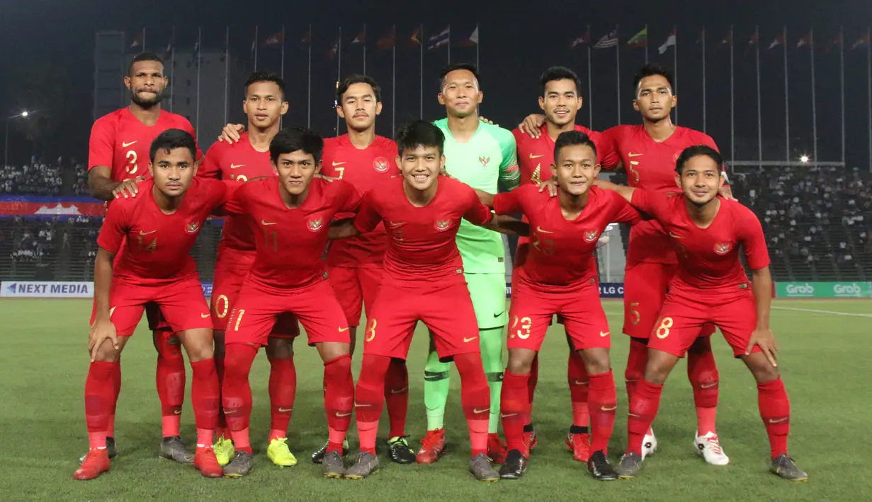 Para pemain Timnas Indonesia U-22 foto bersama sebelum melawan Kamboja U-22 pada laga Piala AFF U-22  di Stadion National Olympic, Phnom Penh, Jumat (22/2). Indonesia menang 2-0 atas Kamboja. (Bola.com/Zulfirdaus Harahap)