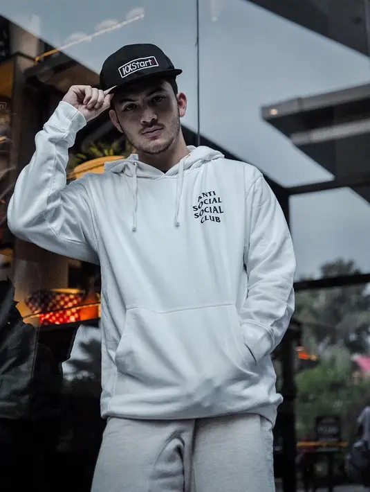 Perpaduan hoodie dan topi baseball memang gaya yang paling cocok untuk kesan sporty. Meski terlihat sederhana, namun gaya kekasih Syifa Hadju ini terlihat stunning. (Liputan6.com/IG/@rizkynazar20)