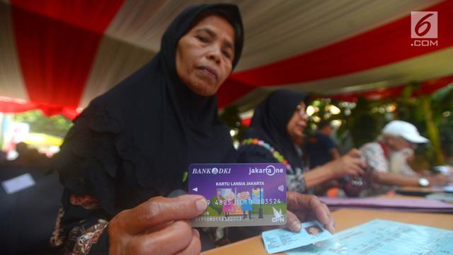 Pemprov DKI Bagikan Kartu Lansia Jakarta Tahap Pertama
