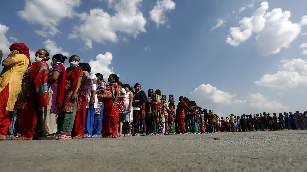 Demi Makanan Korban Gempa Nepal Antre Berjam-jam