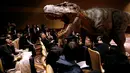 Sebuah robot dinosaurus diperkenalkan kepada pengunjung di aula pertemuan sebuah hotel di Tokyo, Jepang, Kamis (10/11). Robot TRX03 buatan perusahaan On-Art Corp itu memiliki tinggi 8 meter. (REUTERS/Toru Hanai)